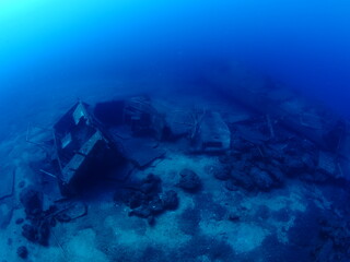 scuba divers exploring wrecks underwater wreck diving
