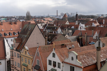 Obraz premium A cityscape with many old buildings with red roofs