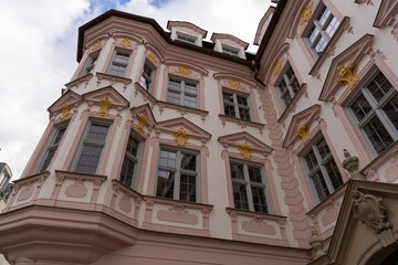 Obraz premium A large building with pink and white trim
