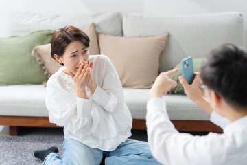 口論をする夫婦