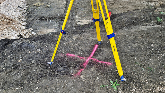 Messpunkt auf dem Boden f&uuml;r die Vermessung der Baustelle