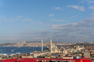 A city skyline with a large building in the middle