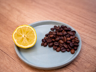 Both coffee and lemon benefit the skin, they contain antioxidants that slow down cell aging. In addition, lemon will supply vitamin C necessary for collagen synthesis. - obrazy, fototapety, plakaty