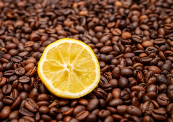 Both coffee and lemon benefit the skin, they contain antioxidants that slow down cell aging. In addition, lemon will supply vitamin C necessary for collagen synthesis. - obrazy, fototapety, plakaty