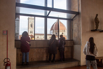 Italia, Toscana, Firenze, La chiesa e Museo di Orsanmichele. Veduta del Duomo e campanile di Giotto. - 753077941