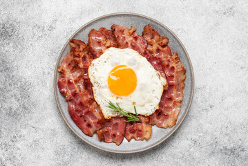 Fried bacon with fried egg, light grunge background. Top view, flat lay. - 753082746