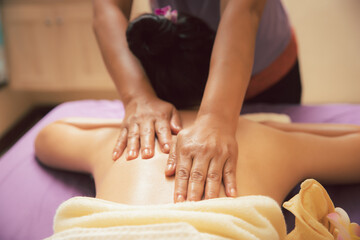 Obraz na płótnie Canvas close-up masseur hands doing back massage in spa salon. Beauty treatment concept.