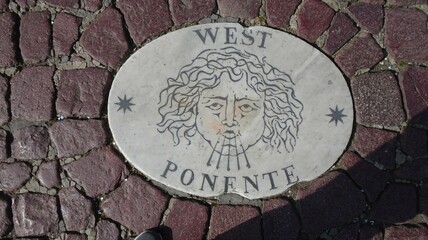 Fototapeta na wymiar Bassorilievo West Ponente in piazza San Pietro, Roma