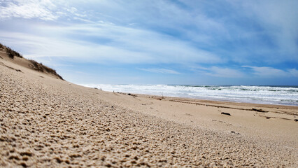 Plage vide et océan raz du sable.