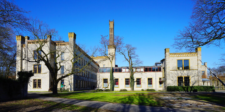 Ravensberger Spinnerei Kulturzentrum in Bielefeld. Fabrikschloss mit strahlendblauen Himmel