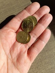 Monete da 20 centesimi nella mano di un uomo
