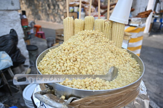 Esquites y elotes gastronom&iacute;a callejera
