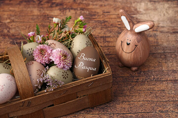 Biglietto d'auguri Buona Pasqua: Cestino con uova di Pasqua e un uovo di Pasqua etichettato