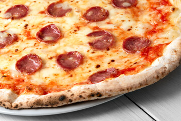 Deliziosa pizza sarda condita con mozzarella, sugo, pecorino e salsiccia, cibo italiano 