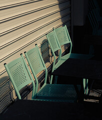 Krzesła skąpane w słońcu © Filip