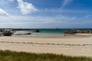 Fototapeta na wymiar Plage de sable blanc, rochers et eaux turquoises : la côte des Légendes en Bretagne dévoile sa splendeur