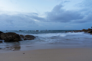Une soirée d'hiver capturée en pose longue sur une plage du Finistère nord