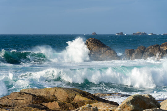 Ressac battant contre les rochers sur le littoral breton.