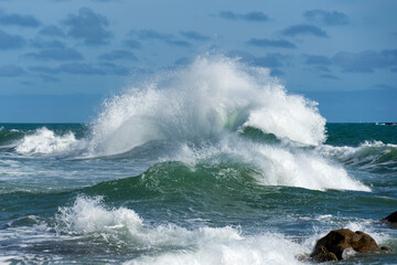 Les vagues en furie enlacent la côte bretonne, s'accordant au vent dans une harmonie sauvage et éclatante lors de la tempête.