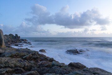 Fototapeta na wymiar Pose longue capturant la majesté de la côte rocheuse du Finistère sud en Bretagne