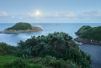 Obraz premium Mondaufgang am Back Beach, Mew Plymouth, Taranaki, Nordinsel, Neuseeland, Ozeanien