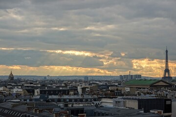 Vue panoramique sur le ciel de Paris en hauteur et rayons du soleil traversant les nuages