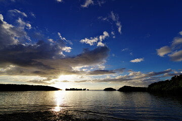 沖縄県西表島　星砂の浜から見た光り輝く夕陽