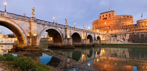 Italien; Rom, Castel Sant'Angelo; Engelsbrücke; Engelsburg;  Ponte Sant'Angelo; Tiber - obrazy, fototapety, plakaty