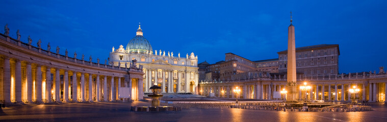 Fototapeta na wymiar Italien; Rom, Basilica di San Pietro; Kollonaden; Petersdom; Piazza San Pietro;