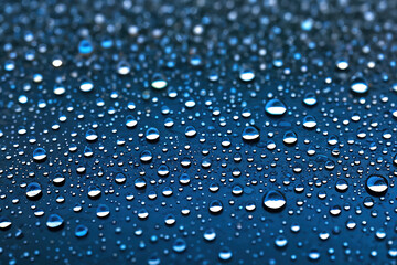 Detalles de gotas de lluvia sobre una superficie azul con desenfoque selectivo. - obrazy, fototapety, plakaty