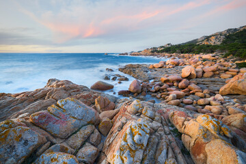 rote Felsen an der Küste nahe Capo Camino, Sardinien, Italien