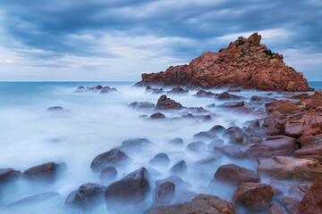 rote Felsen an der Küste nahe Spiaggia di Baccu E Praidas, Sardinien, Italien
