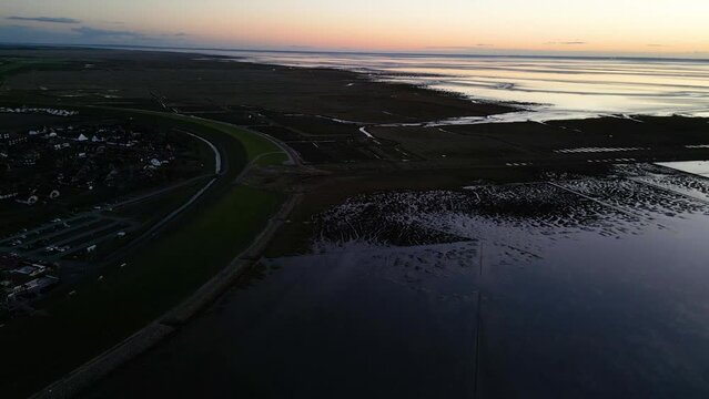 Wattenmeer in Friedrichskoog im Sonnenuntergang, Drohnenflug bei Abendstimmung