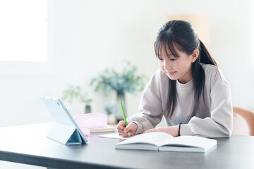 タブレットを使って勉強をする女の子