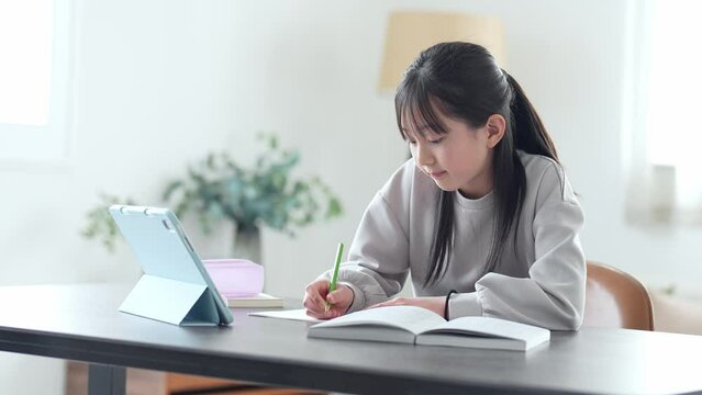 タブレットを使って勉強をする女の子