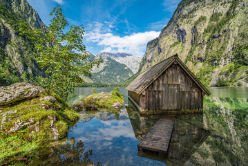 Fototapeta na wymiar Obersee mit Bootshaus und Watzmannmassiv im Nationalpark Berchtesgaden