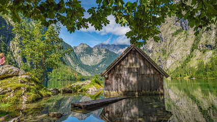 Obersee mit Bootshaus und Watzmannmassiv im Nationalpark Berchtesgaden - obrazy, fototapety, plakaty