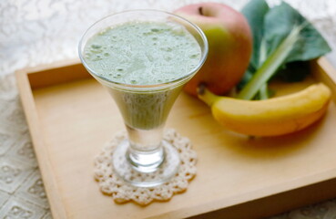 健康のための習慣：ケール、小松菜、リンゴ、バナナ、豆乳などが入ったグリーンスムージー