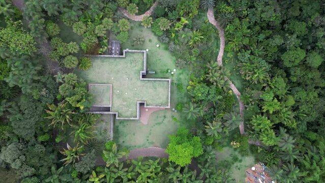 Instituto Inhotim Arte contempor&acirc;nea Jardim Bot&acirc;nico Esculturas ao ar livre Paisagismo exuberante Obras de arte Instala&ccedil;&otilde;es art&iacute;sticas Acervo diversificado Arquitetura singular Natureza Preservada