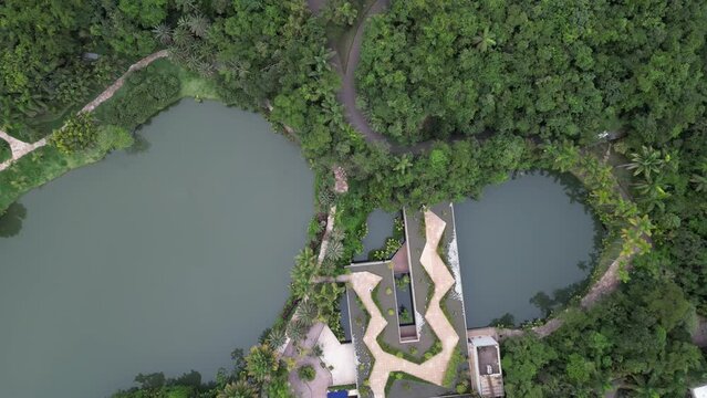 Instituto Inhotim Arte contempor&acirc;nea Jardim Bot&acirc;nico Esculturas ao ar livre Paisagismo exuberante Obras de arte Instala&ccedil;&otilde;es art&iacute;sticas Acervo diversificado Arquitetura singular Natureza Preservada