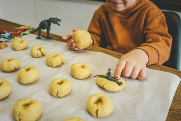 Idea for an activity with your child: homemade cookies with dinosaur footprints