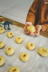 Idea for an activity with your child: homemade cookies with dinosaur footprints
