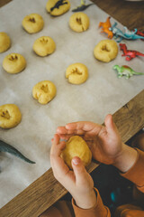 Idea for an activity with your child: homemade cookies with dinosaur footprints