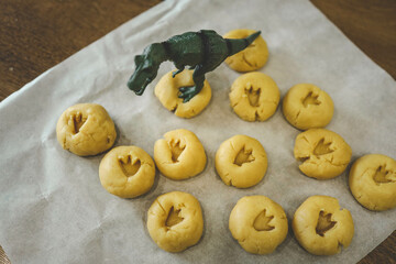 Idea for an activity with your child: homemade cookies with dinosaur footprints