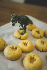 Idea for an activity with your child: homemade cookies with dinosaur footprints