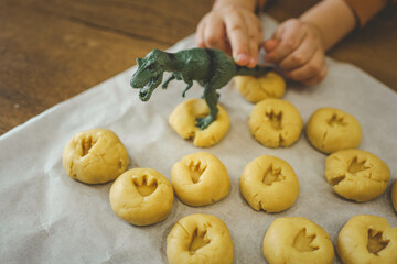 Idea for an activity with your child: homemade cookies with dinosaur footprints