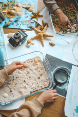 Idea for an activity with a child with sand and shells, learning geography