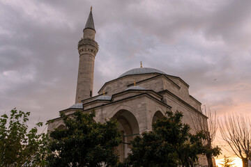 Fototapeta na wymiar Sunrise over a mosque in Istanbul