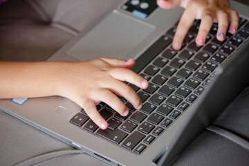 Criança Curiosa Descobrindo o Mundo no Teclado do Notebook.
