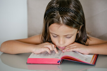 Leitura Sagrada a Criança Absorvendo a Mensagem da Bíblia.
